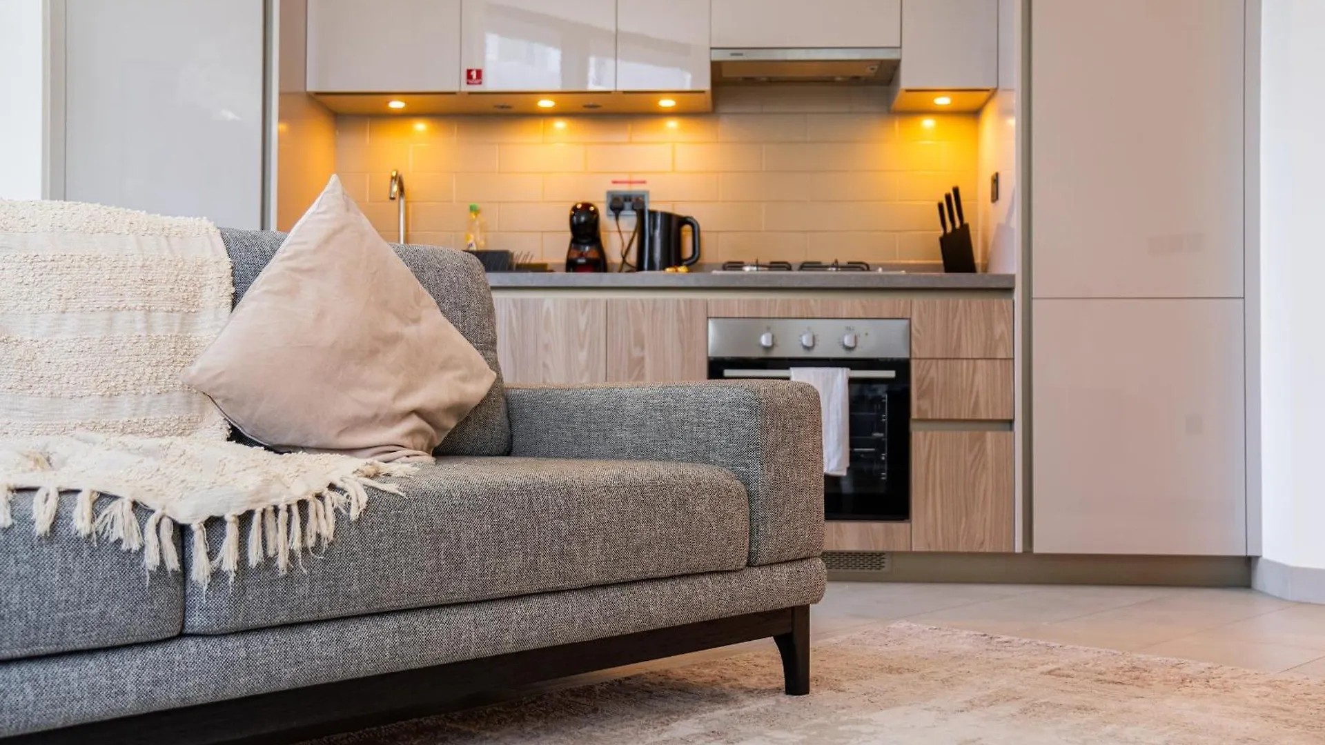 Kid-Friendly 2Br - Secure, Central And Peaceful Dubai Apartment