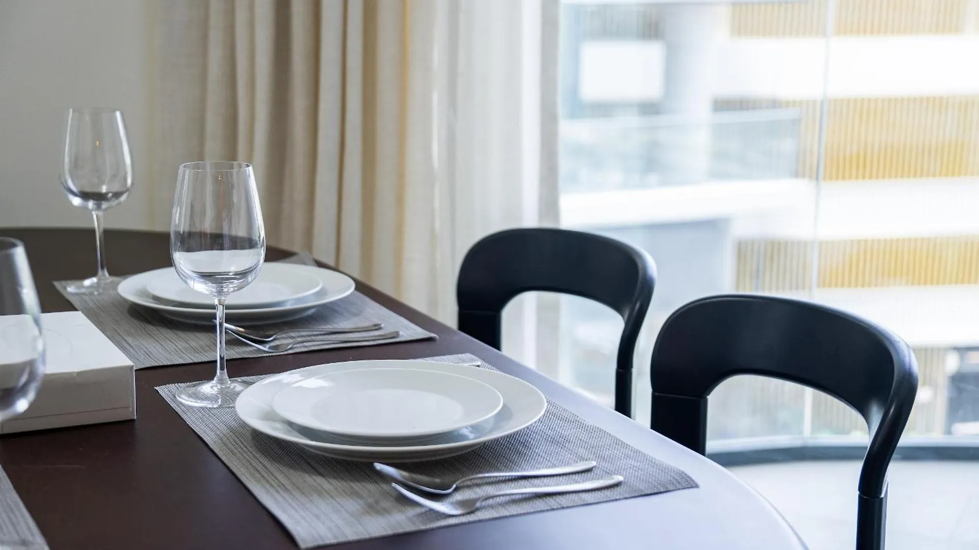 Kid-Friendly 2Br - Secure, Central And Peaceful Дубай Апартаменты